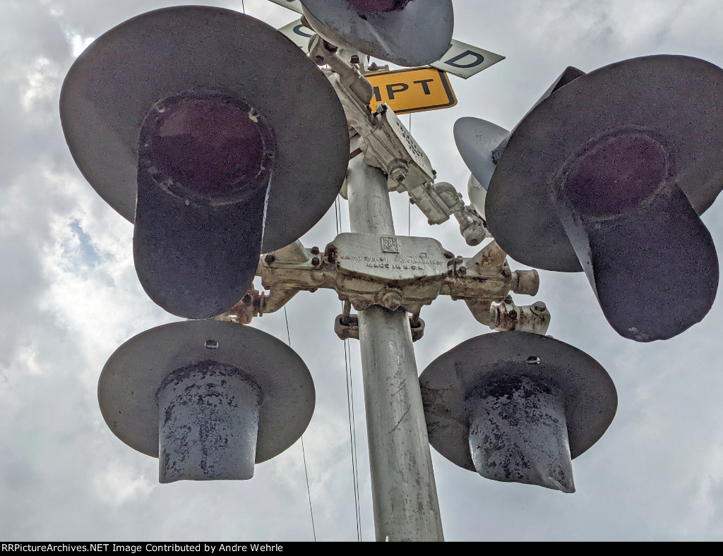 The downward-aimed lights on the signal at 7th St. SE